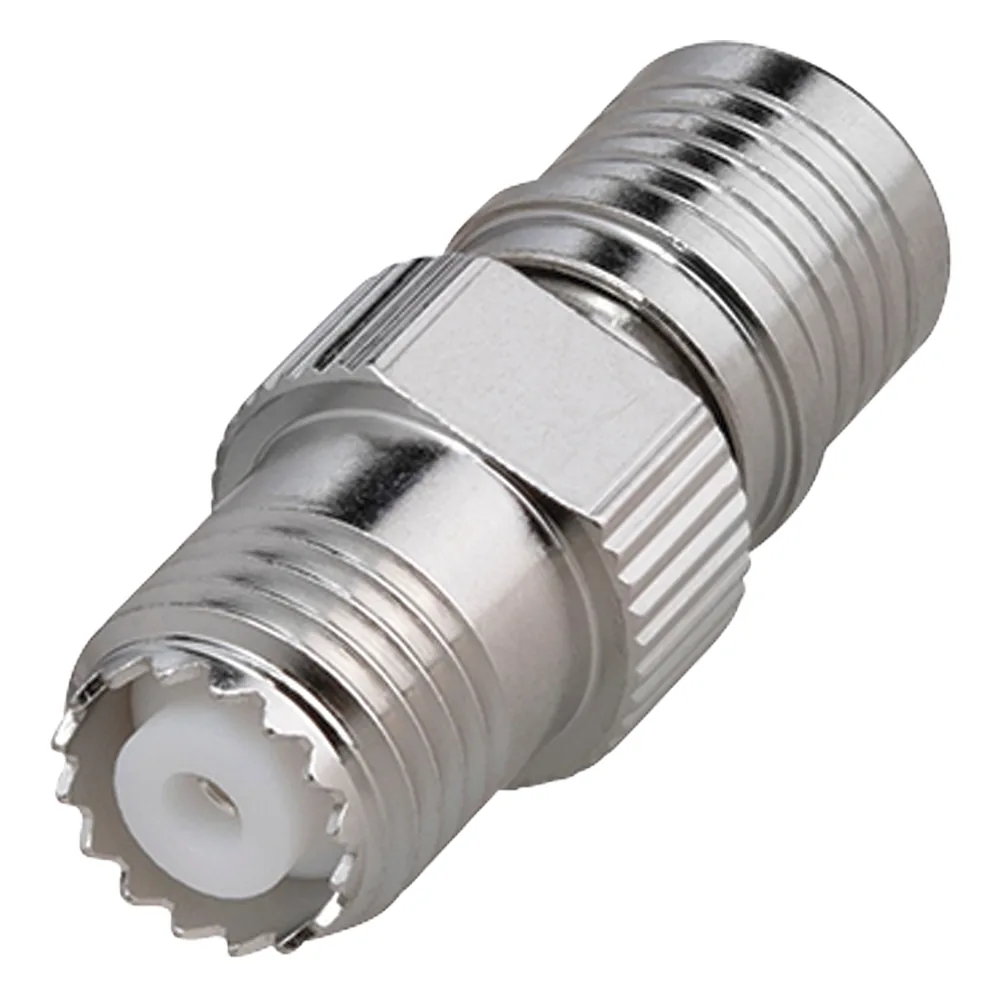 Adaptador en Línea, de Conector QMA (Quick Mate) Macho a Mini-UHF Hembra, Bronce Blanco/ Oro/ Teflón.