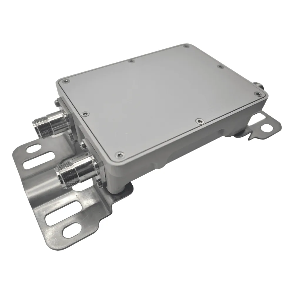 Combinador de Bandas de Dos Vías EP-COMB-2B / Rango de Frecuencia 698-960 MHz y 1710-2700 MHz / Bajo PIM / Alta Rechazo Fuera de Banda / Potencia Continua 300 W / Pico 800 W / Conectores N Hembra / IP40