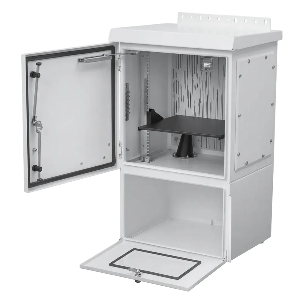 Gabinete Para Exterior OSP ComLine de 18 UR con espacio para Baterías, 600 mm de Ancho, 500 mm de Profundidad De Aluminio, Color Gris Claro Con Protección NEMA 4/12/4X/3/3R; IP66